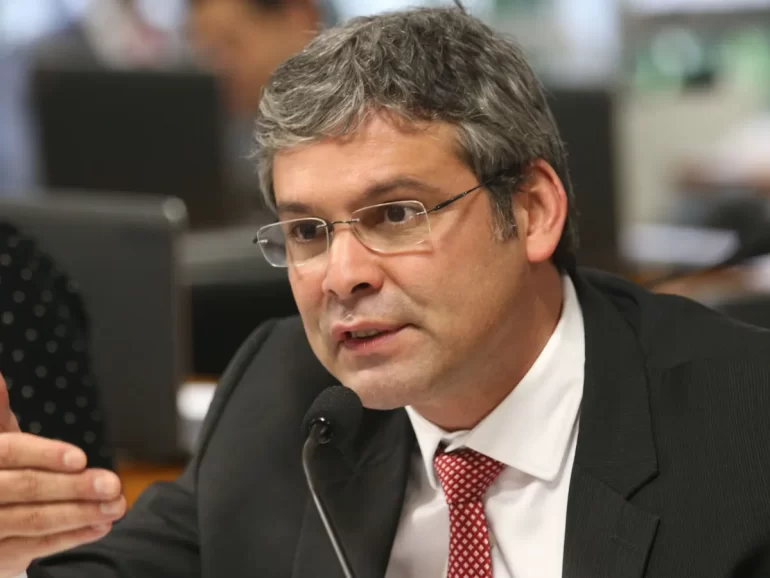 Lindbergh diz que novo arcabouço fiscal é uma tentativa de pacto com o  diabo - Agenda do Poder